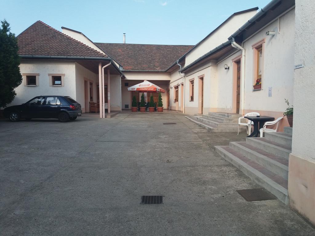 Rakoczi Panzio Hotel Debrecen Buitenkant foto