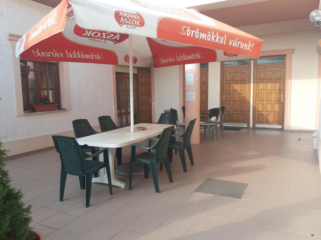 Rakoczi Panzio Hotel Debrecen Buitenkant foto