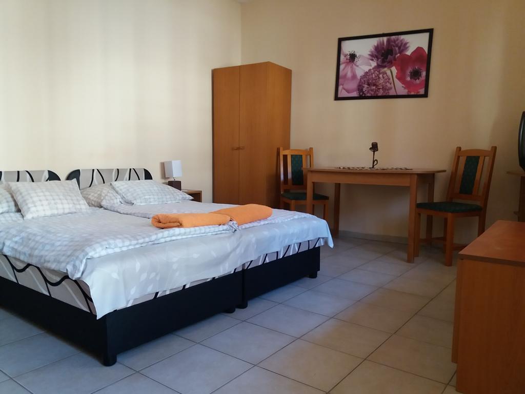 Rakoczi Panzio Hotel Debrecen Buitenkant foto