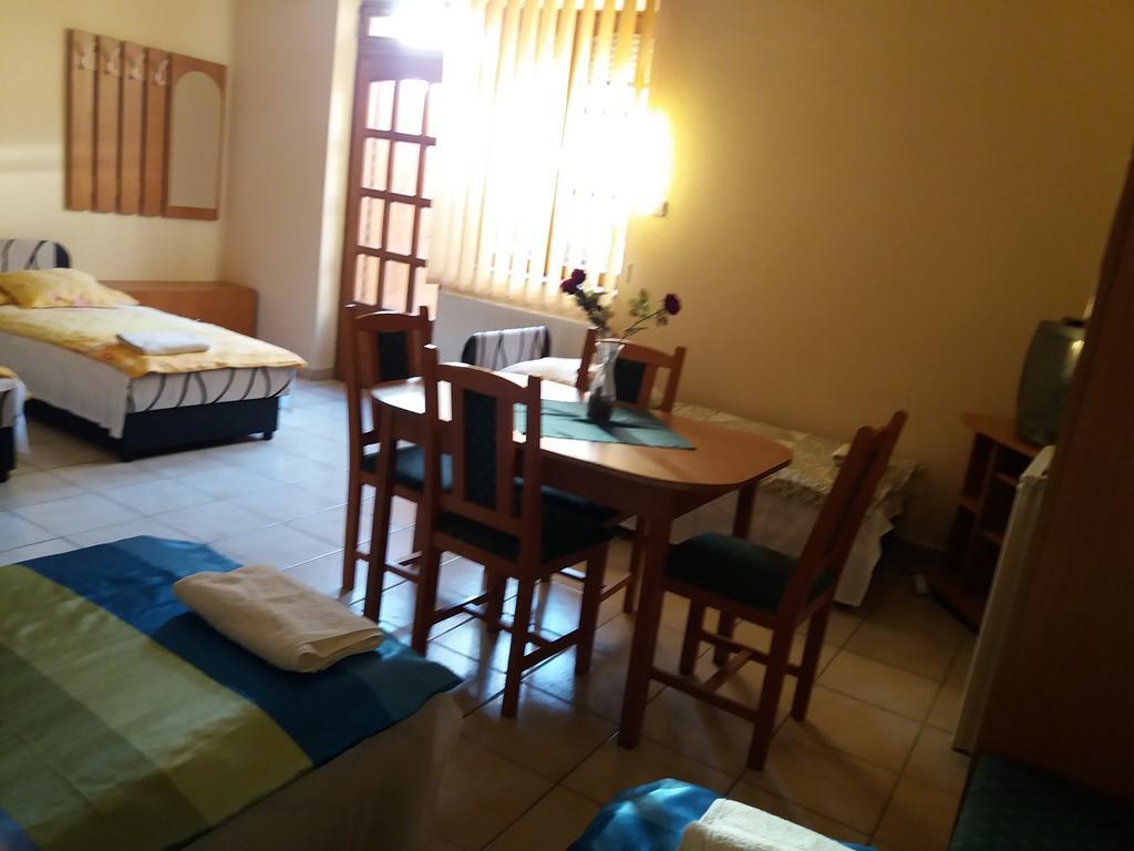 Rakoczi Panzio Hotel Debrecen Buitenkant foto