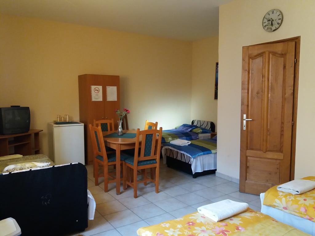 Rakoczi Panzio Hotel Debrecen Buitenkant foto