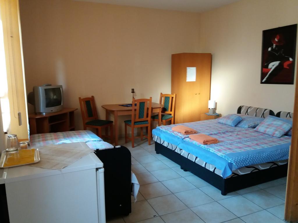 Rakoczi Panzio Hotel Debrecen Buitenkant foto